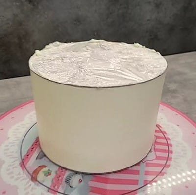 Image d'un cake design, lors de l'étape de son lissage, réalisé par Le Fouet Enchanté.