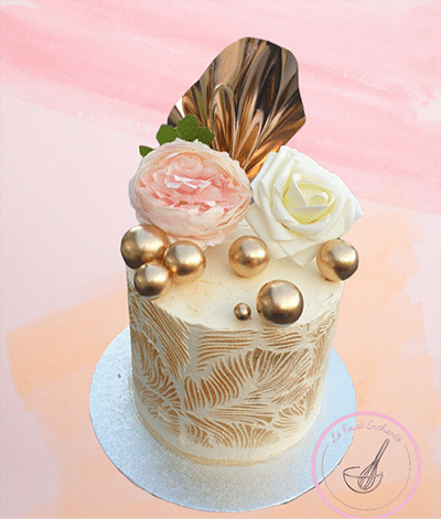 Image de cake design avec décorations au pochoir et pâte à sucre réalisé par Le Fouet Enchanté.