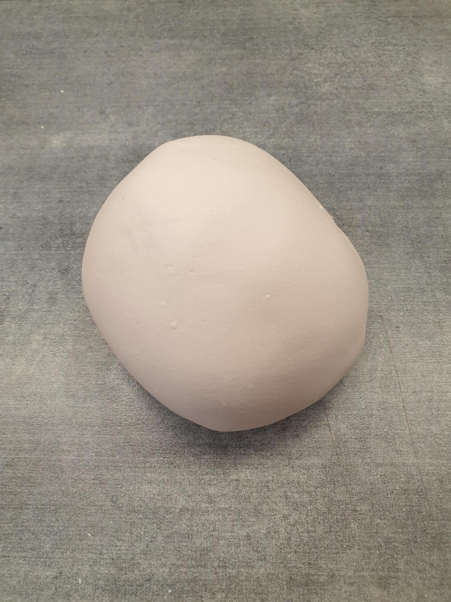 Image représentant une boule de pâte à sucre faite maison par Le Fouet Enchanté.